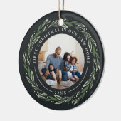 Winter Wreath | Eerste Kerstmis in ons nieuwe huis Keramisch Ornament (Links)