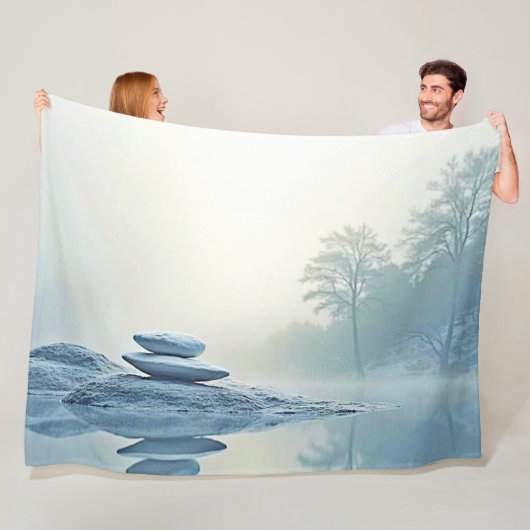 Winter Zen: Foggy Lake Balance Fleece Deken (In situ)