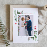 Winterberry en Holly Wedding Kerstfoto Feestdagen Kaart<br><div class="desc">Vier uw eerste kerst als een getrouwd stel met onze aanpasbare foto bruiloft kerstkaart met waterverf hulst en winterbes. Dit elegante ontwerp combineert de tijdloze schoonheid van hulstbladeren en winterbessen met een delicaat waterverf-effect, waardoor een feestelijke maar toch romantische look ontstaat die ideaal is voor pasgetrouwden. Personaliseer uw botanische kerstkaart...</div>
