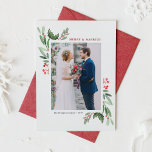 Winterberry en Holly Wedding Kerstfoto Feestdagenkaart<br><div class="desc">Vier uw eerste kerst als een getrouwd stel met onze aanpasbare foto bruiloft kerstkaart met waterverf hulst en winterbes. Dit elegante ontwerp combineert de tijdloze schoonheid van hulstbladeren en winterbessen met een delicaat waterverf-effect, waardoor een feestelijke maar toch romantische look ontstaat die ideaal is voor pasgetrouwden. Personaliseer uw botanische kerstkaart...</div>