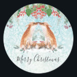 Winterbessen Woodland Fox Merry Christmas Classi Ronde Sticker<br><div class="desc">Bosvossen kussen in de wintersneeuw. Met aquarel winterbessen,  hulst en groen gebladerte.</div>