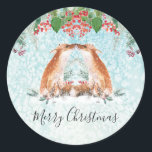 Winterbessen Woodland Fox Merry Christmas Classi Ronde Sticker<br><div class="desc">Bosvossen kussen in de wintersneeuw. Met aquarel winterbessen,  hulst en groen gebladerte.</div>