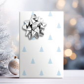 Winterblauw en witte kerstboomvloed cadeaupapier