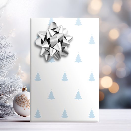 Winterblauw en witte kerstboomvloed cadeaupapier