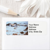 Winterboerderij, schuur, tuinsneeuw bedekt landsch etiket (Insitu)