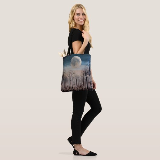 Winterbomen en een volle maan tote bag (Op model)
