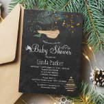 Winterbos krijtbord waterverf baby shower kaart<br><div class="desc">Rustieke elegante winterse natuur baby shower stijlvolle uitnodigingsblokje op donkergrijs krijtbord met een dennenboomboeg met een houten sjabloon, een gedroogde takken kerstboom met sterretjes en sterretjes, witte waterverven en hartjes. U kunt ervoor kiezen om het verder aan te passen door lettertypen en kleuren van belettering te wijzigen. — De uitnodiging...</div>