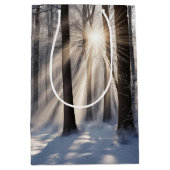 Winterbos met zonnestralen medium cadeauzakje (Voorkant)