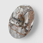 Wintereekhoorn, sneeuw- en rode kerstontwerpen ronde klok (Hoek)