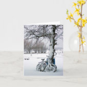 Winterfietsen in sneeuwblanco nokken kaart (Gele Bloem)