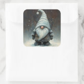 Winterkabouter in een besneeuwd bos vierkante sticker (Tas)