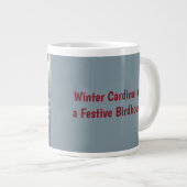 Winterkardinaal op een feestelijk vogelhuisje grote koffiekop (Voorkant rechts)