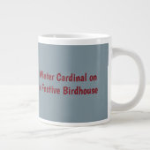 Winterkardinaal op een feestelijk vogelhuisje grote koffiekop (Rechts)