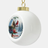 Winterkardinaal op een feestelijk vogelhuisje keramische bal ornament (Rechts)