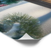 Winterkardinaal op een feestelijk vogelhuisje perfect poster (Hoek)