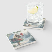 Winterkardinaal op een feestelijk vogelhuisje stenen onderzetter (Zijkant)