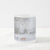 Winterlandschap afbeelding met honden spelen in sn matglas koffiemok (Center)