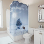Winterlandschap in blauwe kleur. Eenzame boom en w Douchegordijn (In situ)