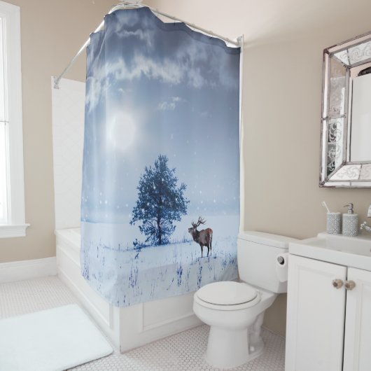 Winterlandschap in blauwe kleur. Eenzame boom en w Douchegordijn (In situ)