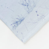 Winterlandschap in blauwe kleur. Eenzame boom en w Fleece Deken (Hoek)