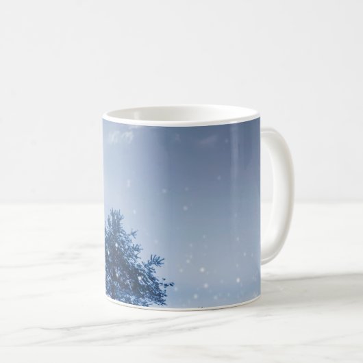 Winterlandschap in blauwe kleur. Eenzame boom en w Koffiemok (Voorkant rechts)