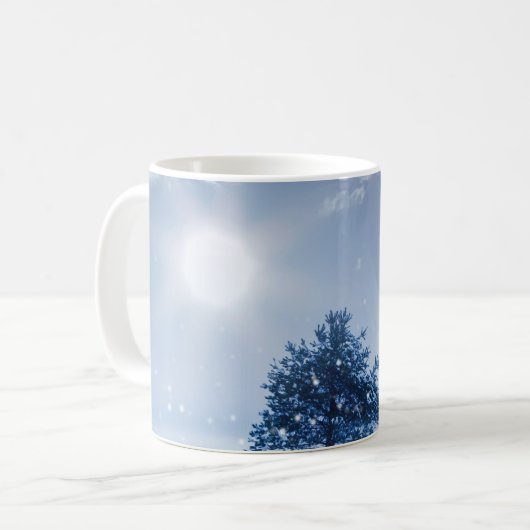 Winterlandschap in blauwe kleur. Eenzame boom en w Koffiemok (Voorkant links)