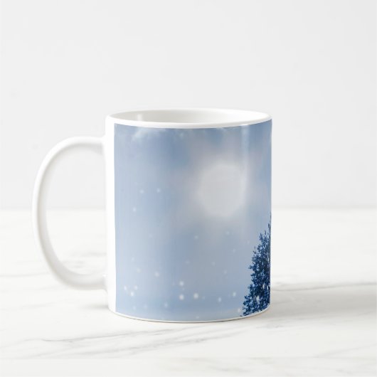 Winterlandschap in blauwe kleur. Eenzame boom en w Koffiemok (Links)