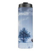 Winterlandschap in blauwe kleur. Eenzame boom en w Thermosbeker (Voorkant)