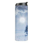 Winterlandschap in blauwe kleur. Eenzame boom en w Thermosbeker (Gedraaid links)