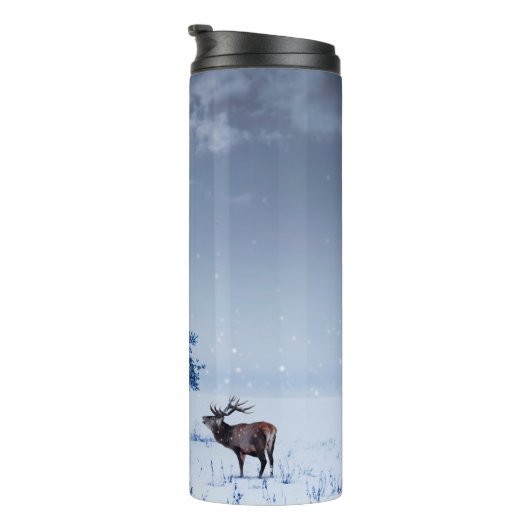 Winterlandschap in blauwe kleur. Eenzame boom en w Thermosbeker (Geroteerd rechts)