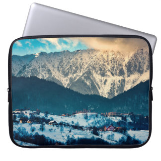 Winterlandschap in het Karpatische gebergte. Bran, Laptop Sleeve
