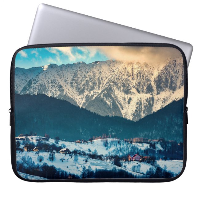 Winterlandschap in het Karpatische gebergte. Bran, Laptop Sleeve (Voorkant)