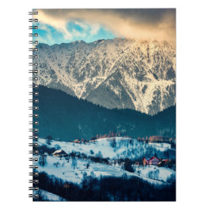 Winterlandschap in het Karpatische gebergte. Bran, Notitieboek
