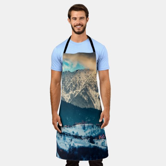 Winterlandschap in het Karpatische gebergte. Bran, Schort (Gedragen)