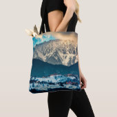 Winterlandschap in het Karpatische gebergte. Bran, Tote Bag (Dichtbij)
