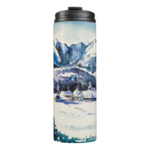 Winterlandschap met bergdorp bedekt met thermosbeker