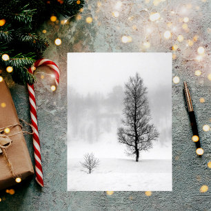 Winterlandschap met boom in mist briefkaart