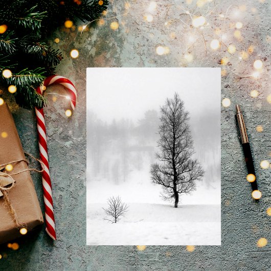 Winterlandschap met boom in mist briefkaart