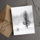 Winterlandschap met boom in mist briefkaart