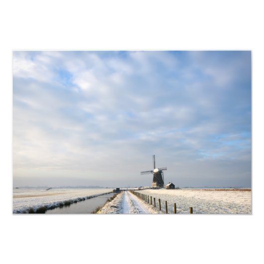 Winterlandschap met sneeuw en windmolen in Nederla Foto Afdruk (Voorkant)