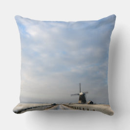 Winterlandschap met sneeuw en windmolen in Nederla Kussen