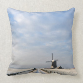 Winterlandschap met sneeuw en windmolen in Nederla Kussen