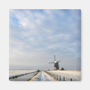 Winterlandschap met sneeuw en windmolen in Nederla Magneet