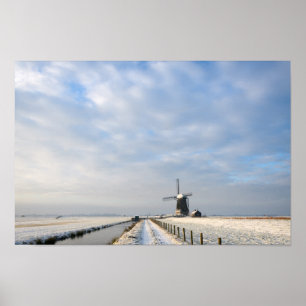 Winterlandschap met sneeuw en windmolen in Nederla Poster
