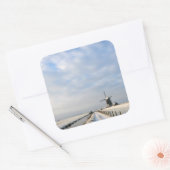 Winterlandschap met sneeuw en windmolen in Nederla Vierkante Sticker (Envelop)