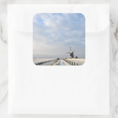 Winterlandschap met sneeuw en windmolen in Nederla Vierkante Sticker (Tas)