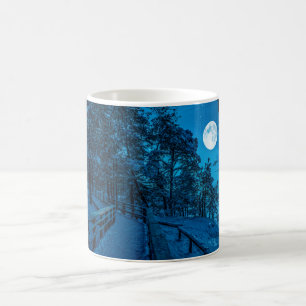 Winterlandschap met sneeuwbedekking met dennenbos koffiemok