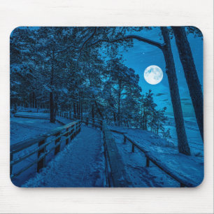 Winterlandschap met sneeuwbedekking met dennenbos muismat