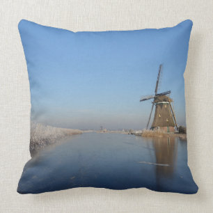 Winterlandschap met windmolen en ijs kussen