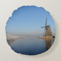 Winterlandschap met windmolen en ijs